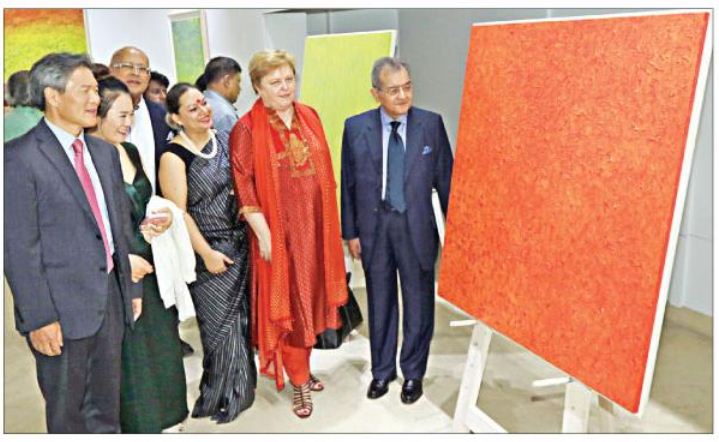 ক্যানভাসে জীবনের নানা গল্প