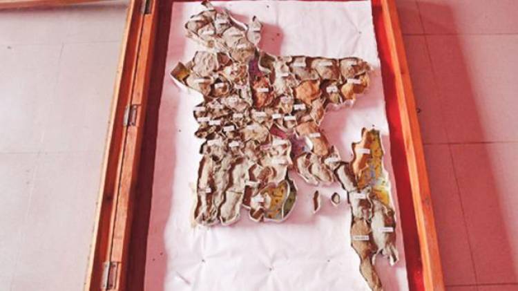৬৪ জেলার মাটি দিয়ে তৈরি করলেন মানচিত্র