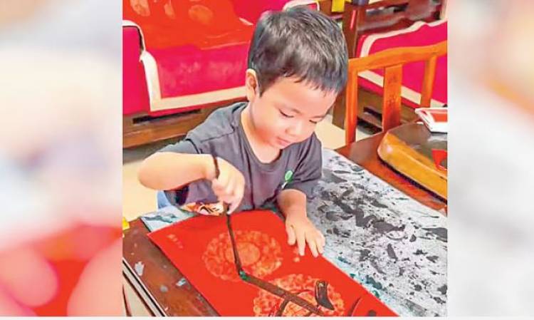 তিন বছর বয়সী শিশুর ক্যালিগ্রাফি দক্ষতা !!